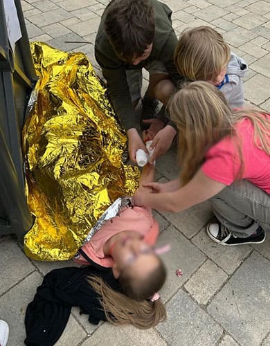 Grundschule Traubing: Beim Erste-Hilfe-Kurs lernen Kinder, wie man Verletzte versorgt.