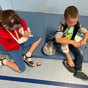 Grundschule Traubing: Beim Erste-Hilfe-Kurs lernen Kinder, mit Verbandszeug umzugehen