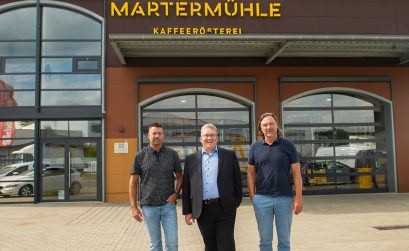 Geschäftsführer Ralf Heincke (im Bild ganz rechts) mit Firmenkundenberater Michael Riedel (Mitte) und Mitgründer Peter Vit.