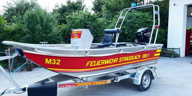 Das neue Rettungsboot der Feuerwehr Straßlach, hier noch ohne Wasser unterm Kiel