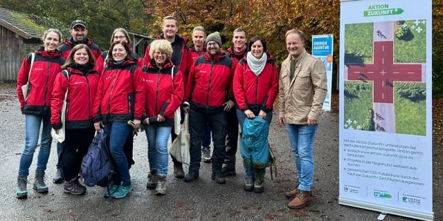 Gut gerüstet für den Tag im Gelände: Das Team der Kreissparkasse mit Andrea Felsner-Peifer (2.v.r) und Landrat Robert Niedergesäß (r.)