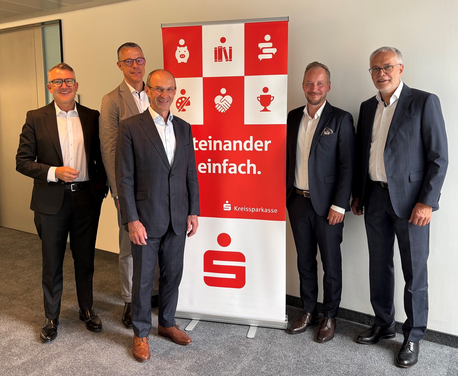 2027_05_KSKMSE_LBS_Social Media Foto Vertreter der LBS Süd und der Kreissparkasse beim Pressegespräch (v.l.): Frank Kurz (Regionaldirektor, LBS Süd), Jens Kambach (Abteilungsleiter Immobilien- und BaufinanzierungsCenter, Kreissparkasse), Erwin Bumberger (stv. Vorstandsvorsitzender, LBS Süd), Bodo von Mengershausen (Gruppenleiter ImmobilienCenter, Kreissparkasse), Andreas Frühschütz (Vorstandsvorsitzender, Kreissparkasse)