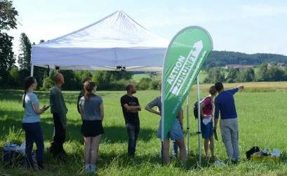 Die Teilnehmenden der Moor-Exkursion beim morgendlichen Briefing