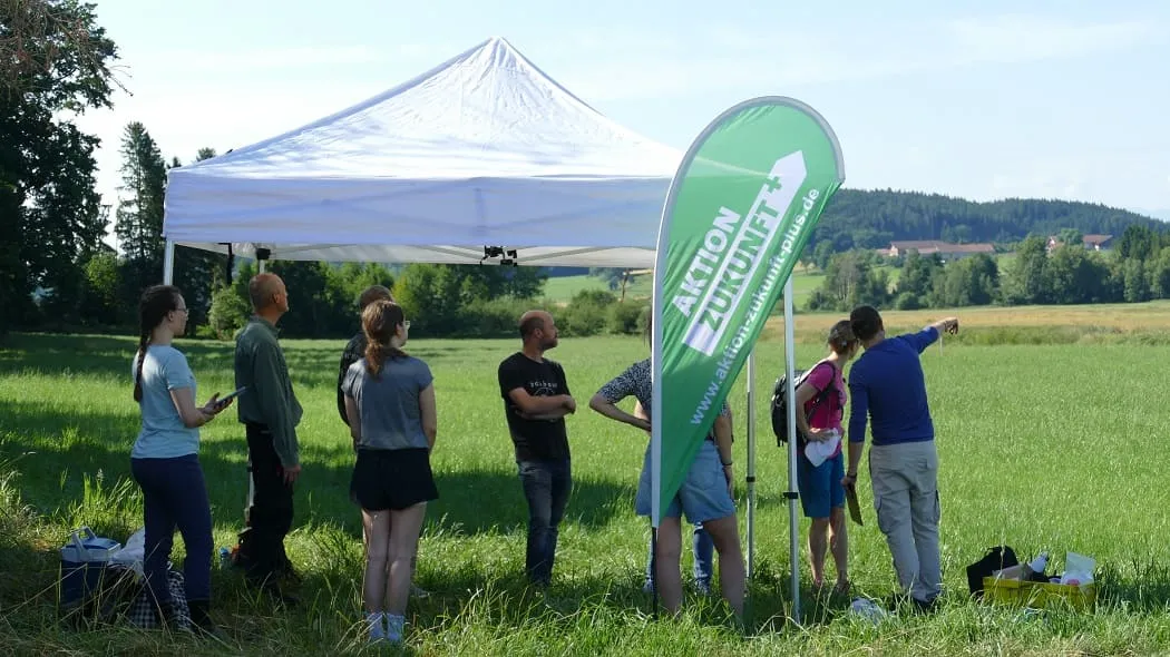 Die Teilnehmenden der Moor-Exkursion beim morgendlichen Briefing