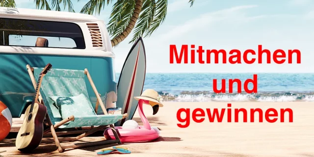 Ein Van steht am Strand neben einem Stuhl, ideal für einen entspannten Tag am Meer.