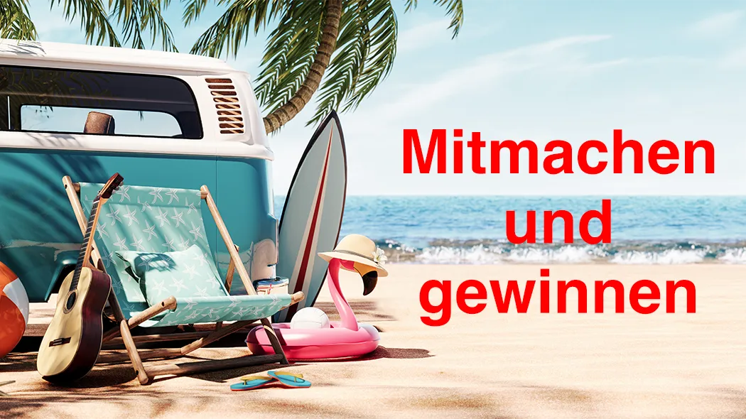 Ein Van steht am Strand neben einem Stuhl, ideal für einen entspannten Tag am Meer.