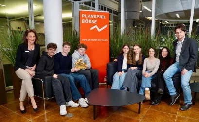 Team „Die Affenbande“ (links) und Team „Marienkäfer“ und Team „BuyByeBörse“ (rechts) vom Franz-Marc-Gymnasium Markt Schwaben, mit Erika Hehlen von der Kreissparkasse (ganz links) und betreuendem Lehrer Herrn Schweiger (ganz rechts)