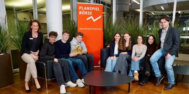 Team „Die Affenbande“ (links) und Team „Marienkäfer“ und Team „BuyByeBörse“ (rechts) vom Franz-Marc-Gymnasium Markt Schwaben, mit Erika Hehlen von der Kreissparkasse (ganz links) und betreuendem Lehrer Herrn Schweiger (ganz rechts)
