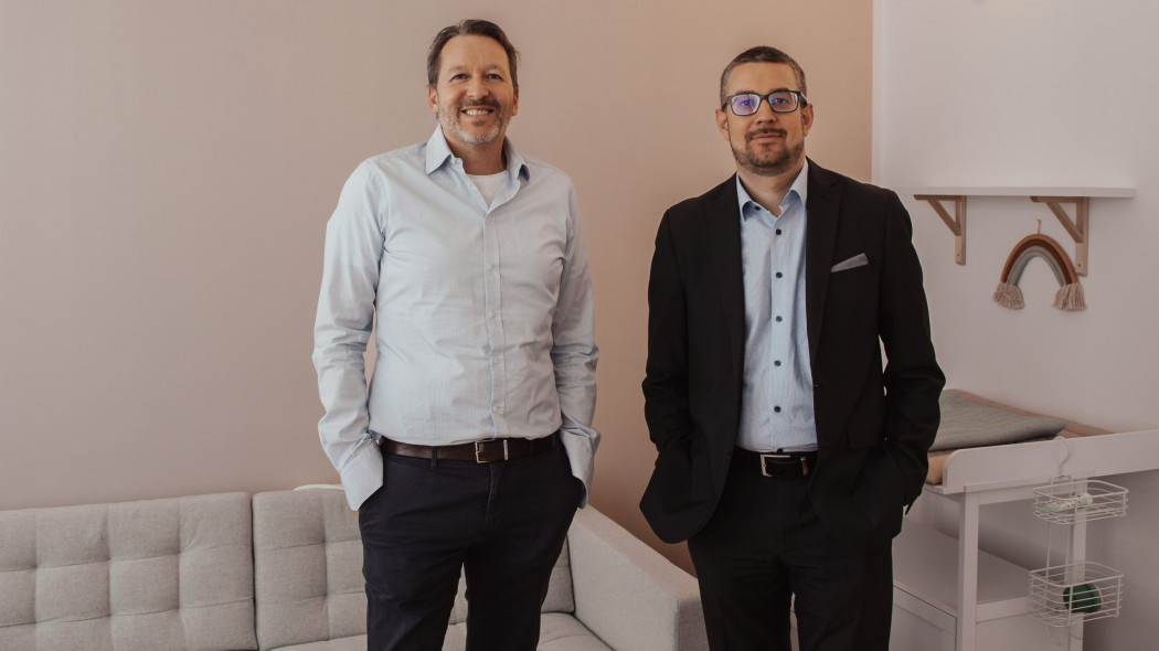 Stephan Buller, Geschäftsführer der Community Brands GmbH und Tobias Konnerth, Kundenbetreuer bei der Kreissparkasse München Starnberg Ebersgberg (rechts)