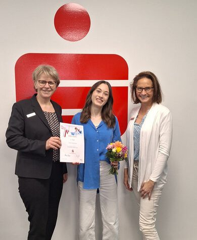 Bundessiegerin Luisa Scoccianti (Mitte) mit Gerlind Hochbohm (Filialleiterin Neubiberg, links) und Erika Hehlen (Marketing Kreissparkasse, rechts) Bundessiegerin Luisa Scoccianti (Mitte) mit Gerlind Hochbohm (Filialleiterin Neubiberg, links) und Erika Hehlen (Marketing Kreissparkasse, rechts)