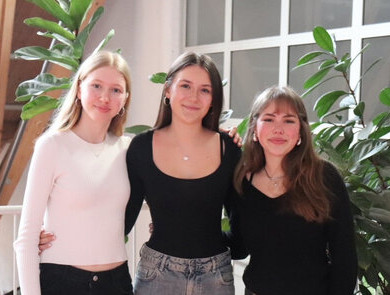 Team millionaires (Lilian, Toni und Julia) ebenfalls vom Gymnasium Kirchheim erreichten den 2. Platz in der Nachhaltigkeitsbewertung der Kreissparkasse Team millionaires (Lilian, Toni und Julia) ebenfalls vom Gymnasium Kirchheim erreichten den 2. Platz in der Nachhaltigkeitsbewertung der Kreissparkasse