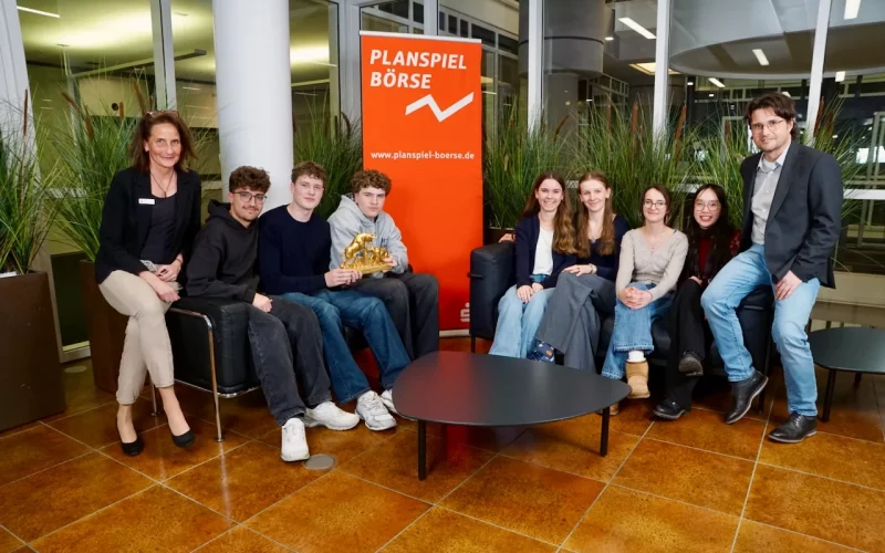 Team „Die Affenbande“ (links) und Team „Marienkäfer“ und Team „BuyByeBörse“ (rechts) vom Franz-Marc-Gymnasium Markt Schwaben, mit Erika Hehlen von der Kreissparkasse München Starnberg Ebersberg (ganz links) und betreuendem Lehrer Herrn Schweiger (ganz rechts)